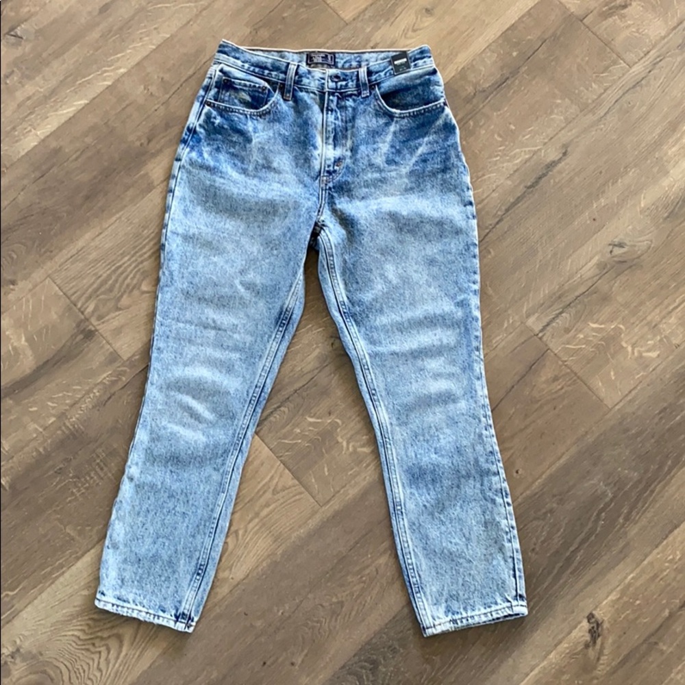 Final price ! AF High Rise Mom Jean acid wash